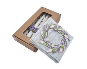 Zestaw Białych Świec Stołowych z Serwetkami w Fioletowe Prymulki