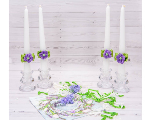 Zestaw Białych Świec Stołowych z Serwetkami w Fioletowe Prymulki