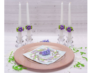 Zestaw Białych Świec Stołowych z Serwetkami w Fioletowe Prymulki