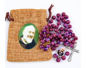 Różaniec ze świętym Ojcem Pio – bordowy, perełkowy, w jutowym woreczku