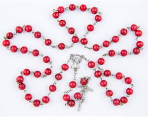 Różaniec drewniany bordowy na drucie