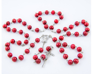 Różaniec drewniany bordowy na drucie