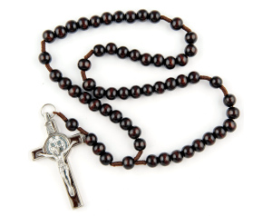 Różaniec drewniany męski z krzyżem świętego Benedykta