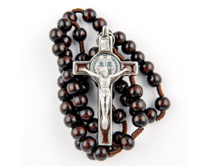 Różaniec drewniany męski z krzyżem świętego Benedykta
