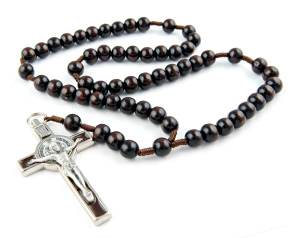 Różaniec drewniany męski z krzyżem świętego Benedykta
