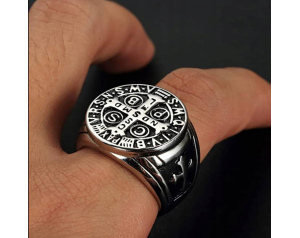 Pierścionek sygnet z krzyżem świętego Benedykta