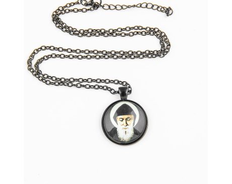 Czarny Medalion ze świętym Charbelem