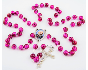 Różaniec ze świętym Ojcem Pio – bordowy, perełkowy, w jutowym woreczku