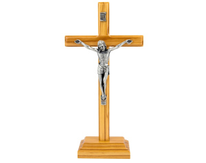 Krzyż drewniany stojący z drzewa oliwnego