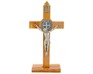 Krzyż drewniany świętego Benedykta z drzewa oliwnego stojący