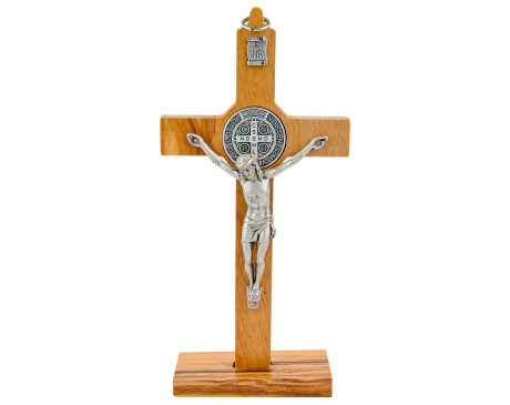 Krzyż drewniany świętego Benedykta z drzewa oliwnego stojący