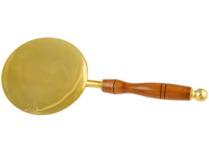 Patena w kolorze złotym z drewnianą rączką