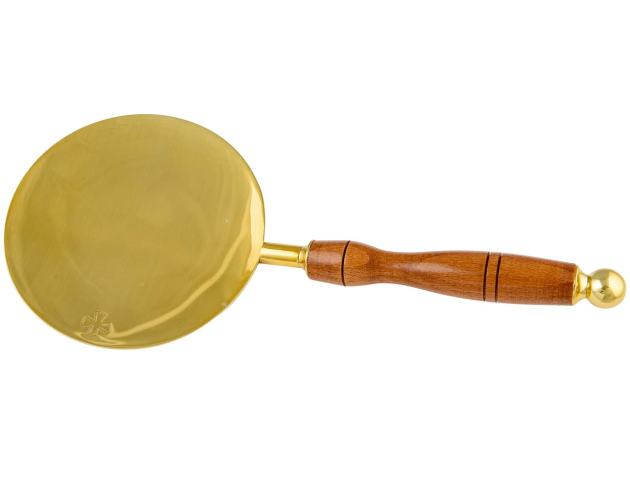 Patena w kolorze złotym z drewnianą rączką