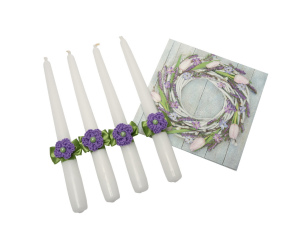 Zestaw Białych Świec Stołowych z Serwetkami w Fioletowe Prymulki