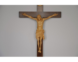 Krzyż Drewniany do Adoracji z rzeźbionym korpusem Jezusa