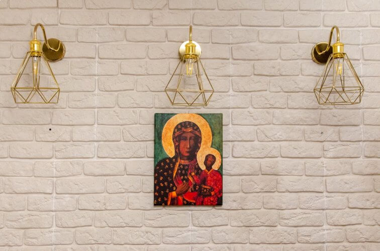 Obraz Matki Boskiej Częstochowskiej na ścianie